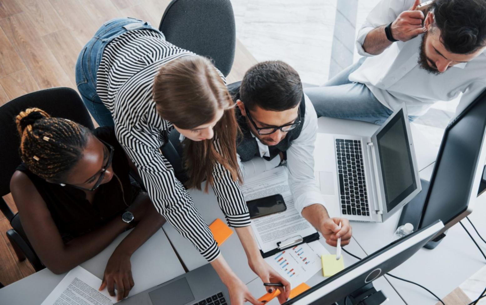 Configuration d'un espace de travail pour webinaire avec équipement professionnel