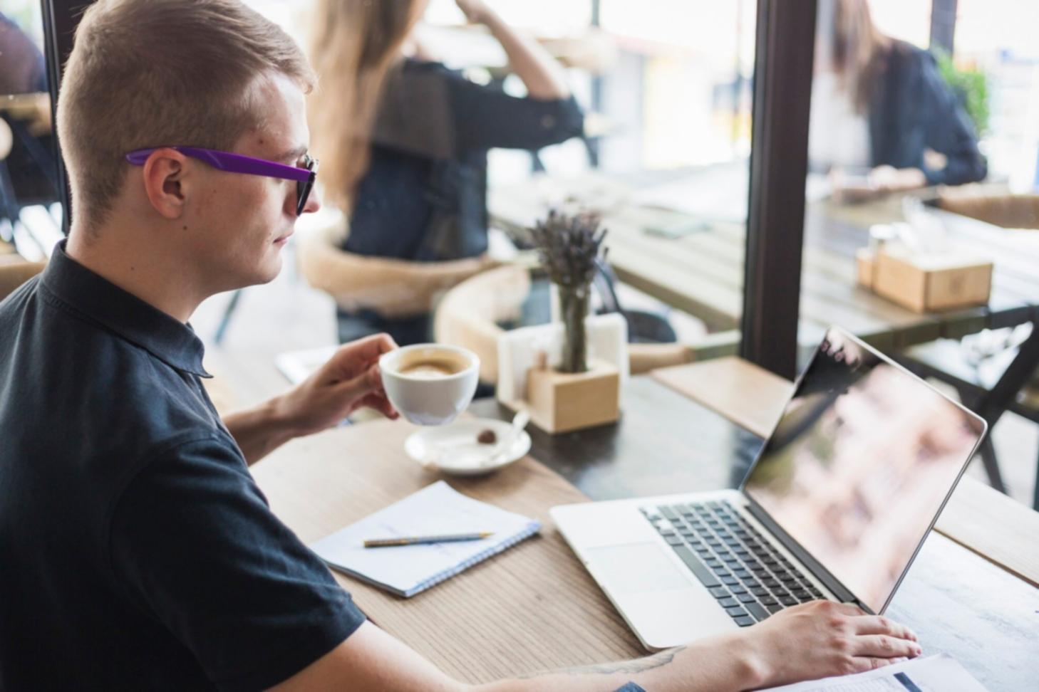 Analyse de marchés financiers et étude de stratégies d'investissement